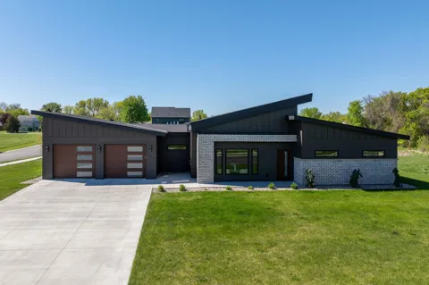 11 South Pointe Court