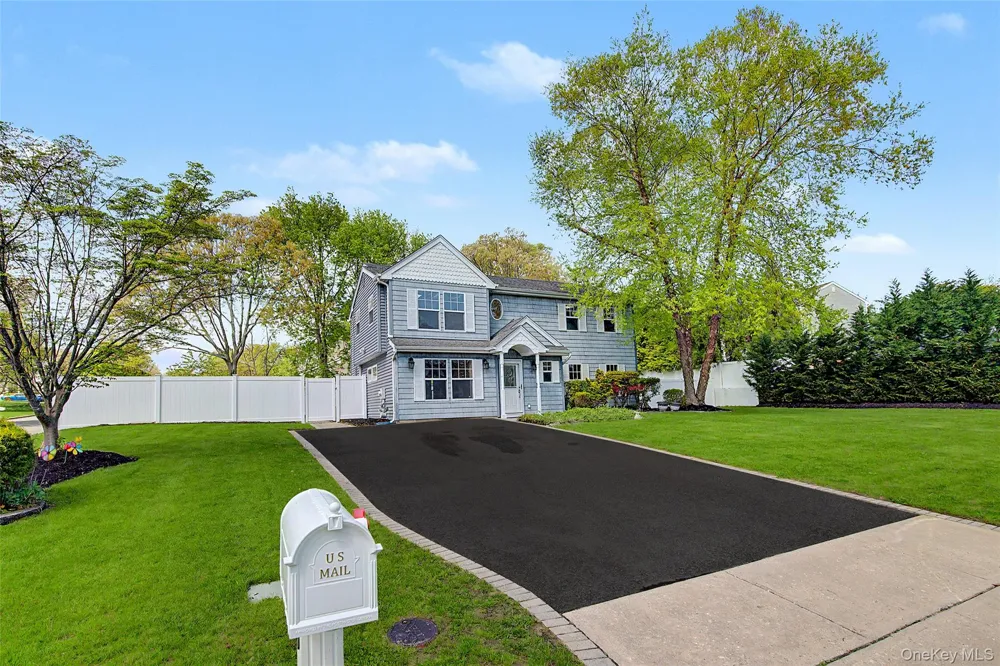 6 Lyons Lane Coram, NY 11727