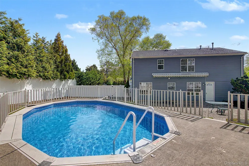 6 Lyons Lane Coram, NY 11727