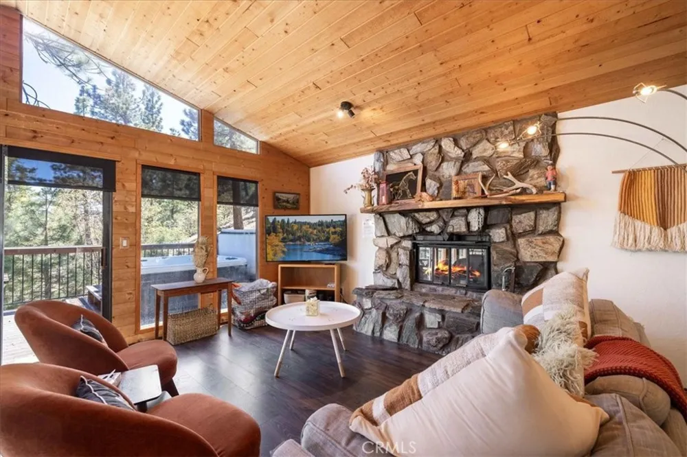 1231 Ridge Fawnskin, CA 92333