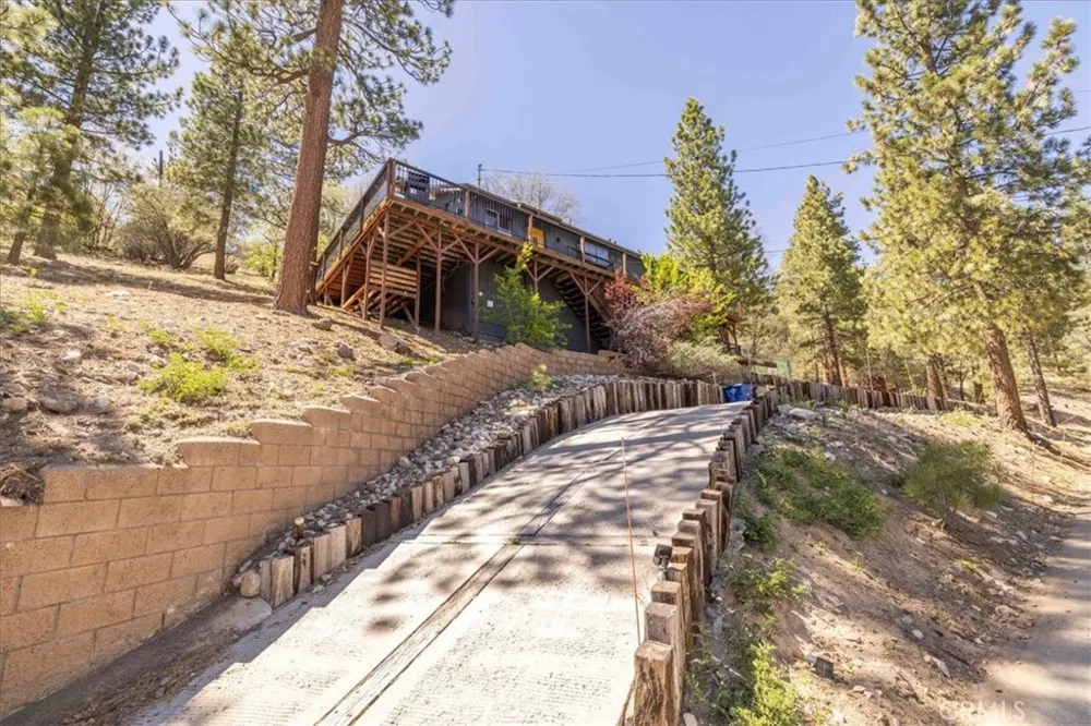 1231 Ridge Fawnskin, CA 92333
