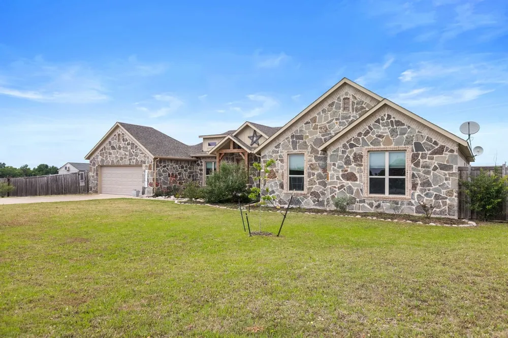 300 Delatorre Street Trenton, TX 75490