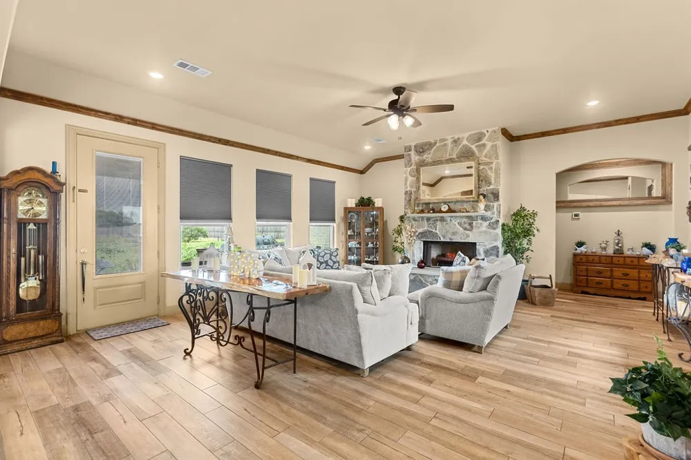 300 Delatorre Street Trenton, TX 75490