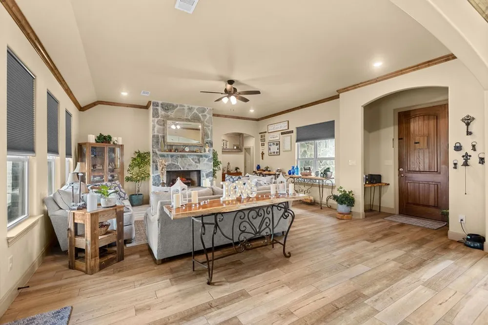 300 Delatorre Street Trenton, TX 75490