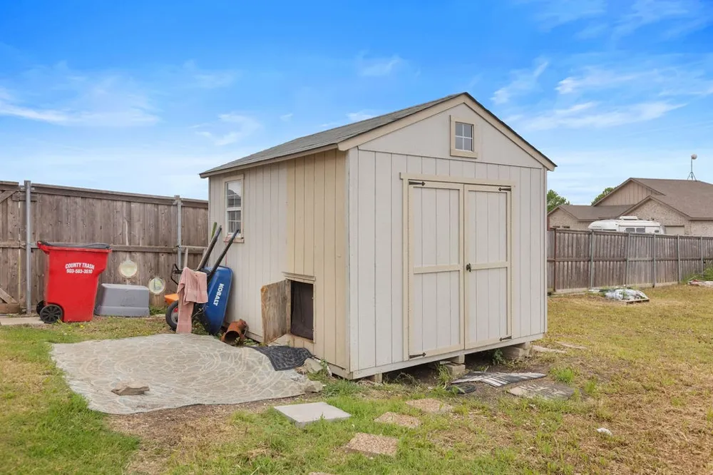 300 Delatorre Street Trenton, TX 75490