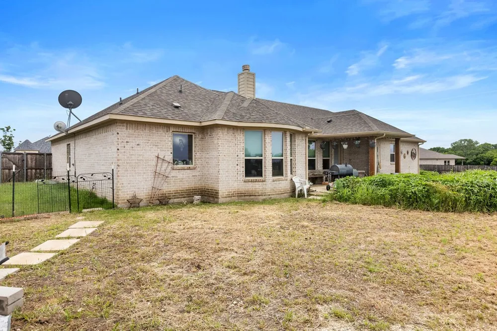 300 Delatorre Street Trenton, TX 75490