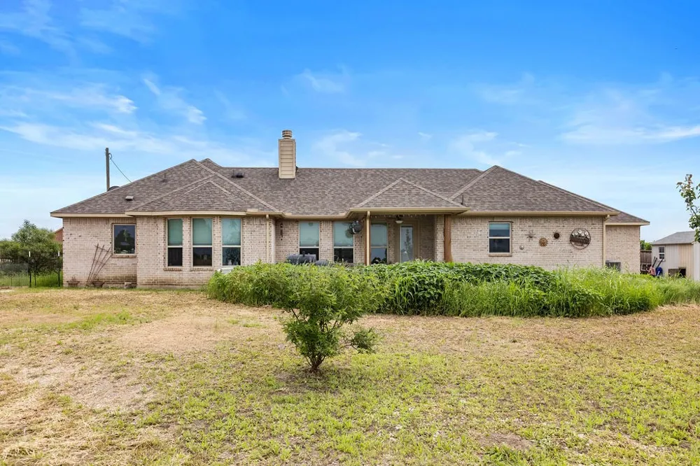 300 Delatorre Street Trenton, TX 75490