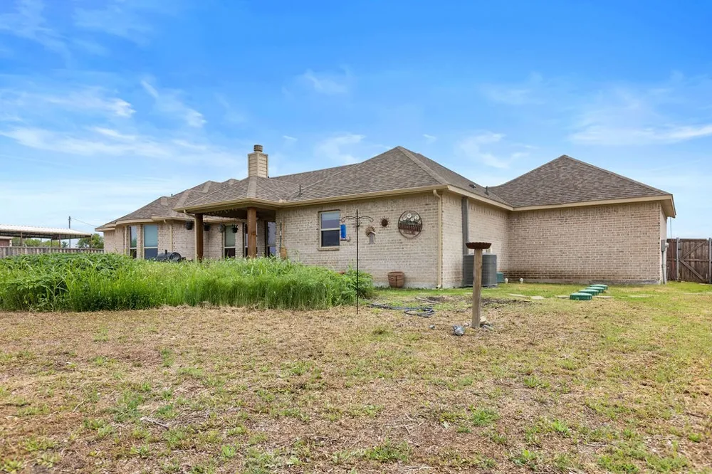 300 Delatorre Street Trenton, TX 75490