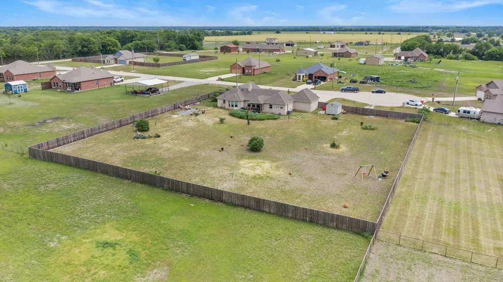 300 Delatorre Street Trenton, TX 75490