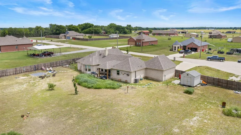 300 Delatorre Street Trenton, TX 75490