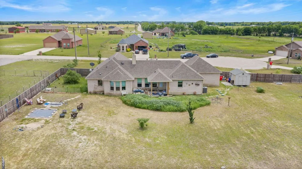 300 Delatorre Street Trenton, TX 75490