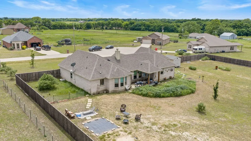 300 Delatorre Street Trenton, TX 75490
