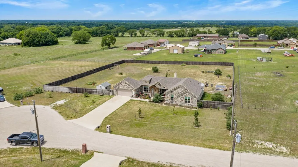 300 Delatorre Street Trenton, TX 75490
