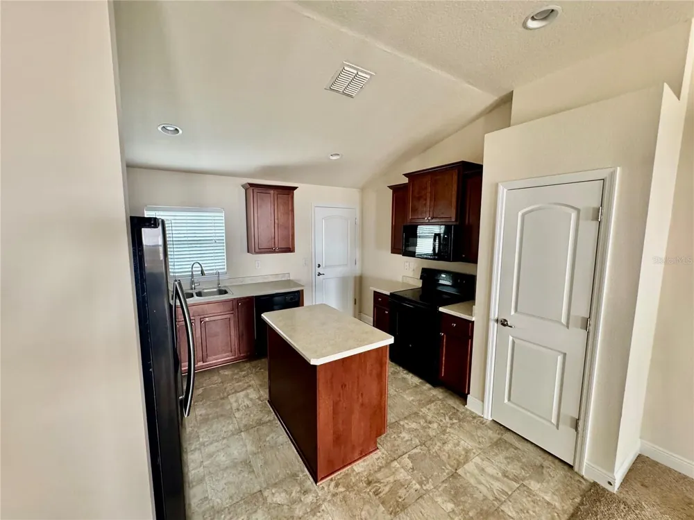906 CHESTNUT DRIVE Fruitland Park, FL 34731