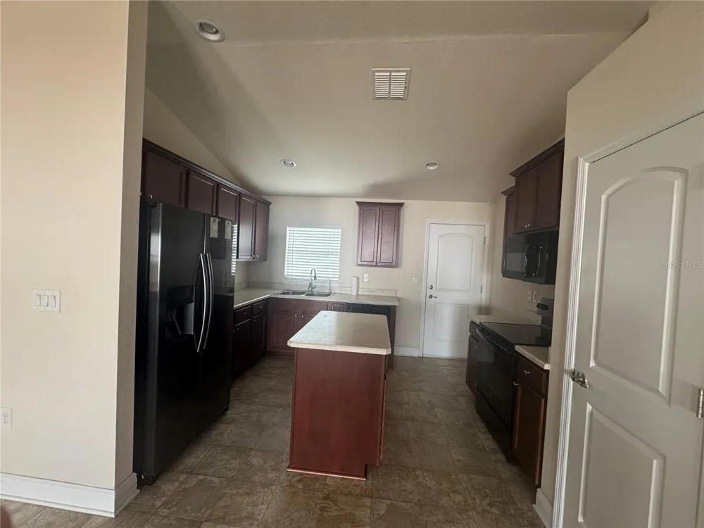906 CHESTNUT DRIVE Fruitland Park, FL 34731