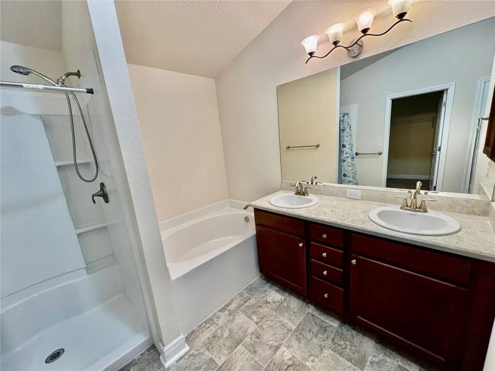 906 CHESTNUT DRIVE Fruitland Park, FL 34731