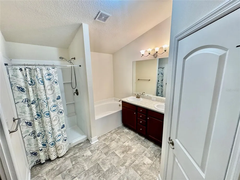 906 CHESTNUT DRIVE Fruitland Park, FL 34731
