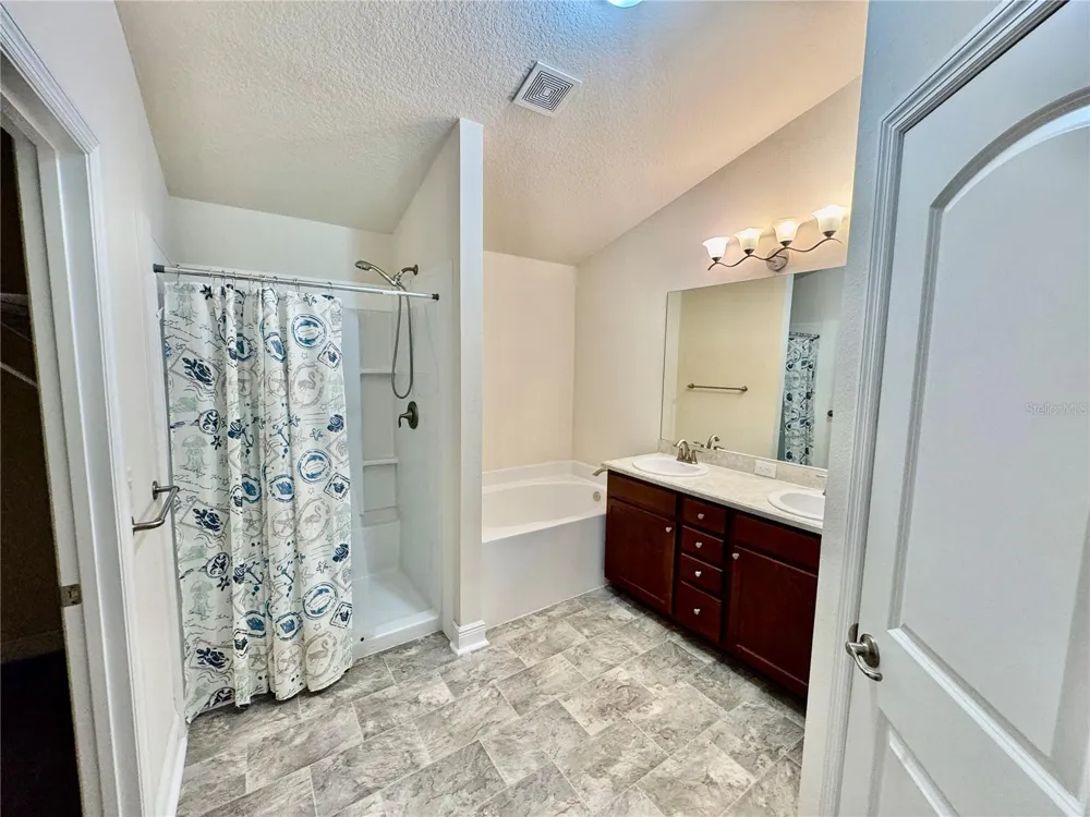 906 CHESTNUT DRIVE Fruitland Park, FL 34731