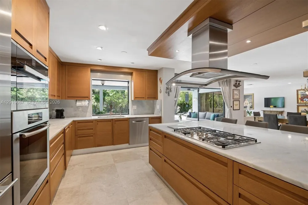 20021 NE 25th Ave Miami, FL 33180
