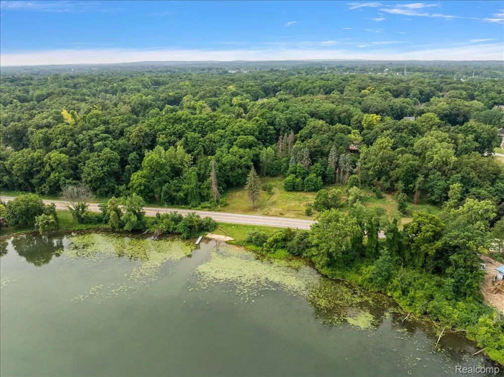 2770 Bogie Lake Road White Lake Charter Township, MI 48386