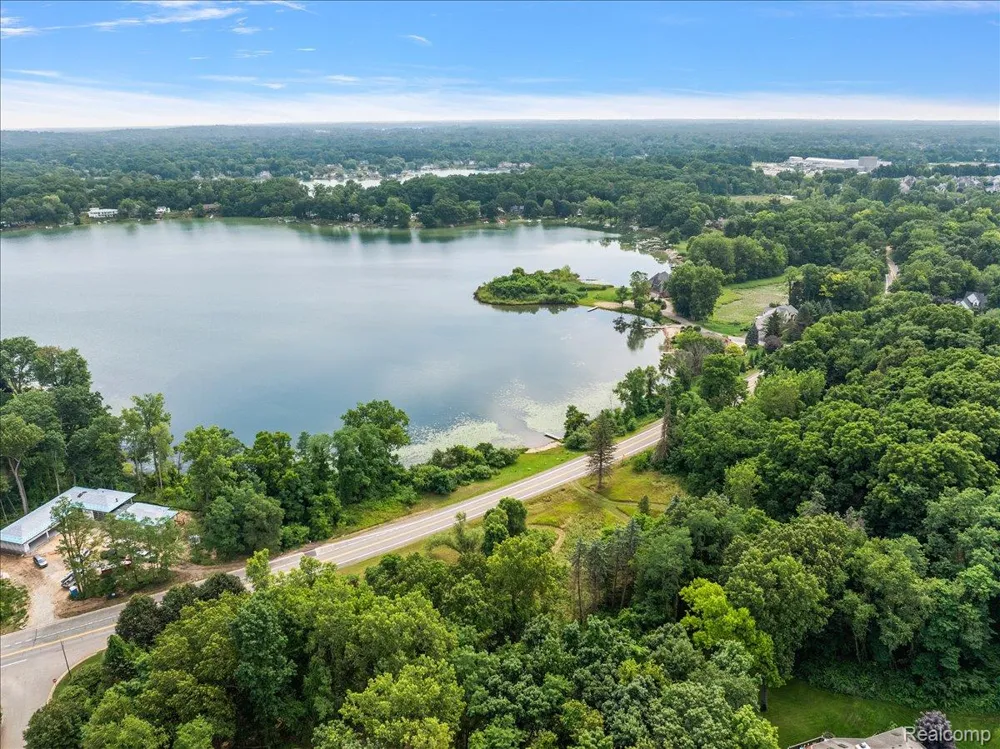 2770 Bogie Lake Road White Lake Charter Township, MI 48386