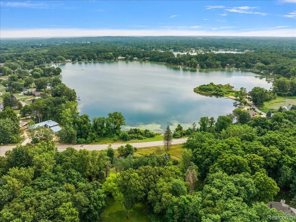 2770 Bogie Lake Road White Lake Charter Township, MI 48386
