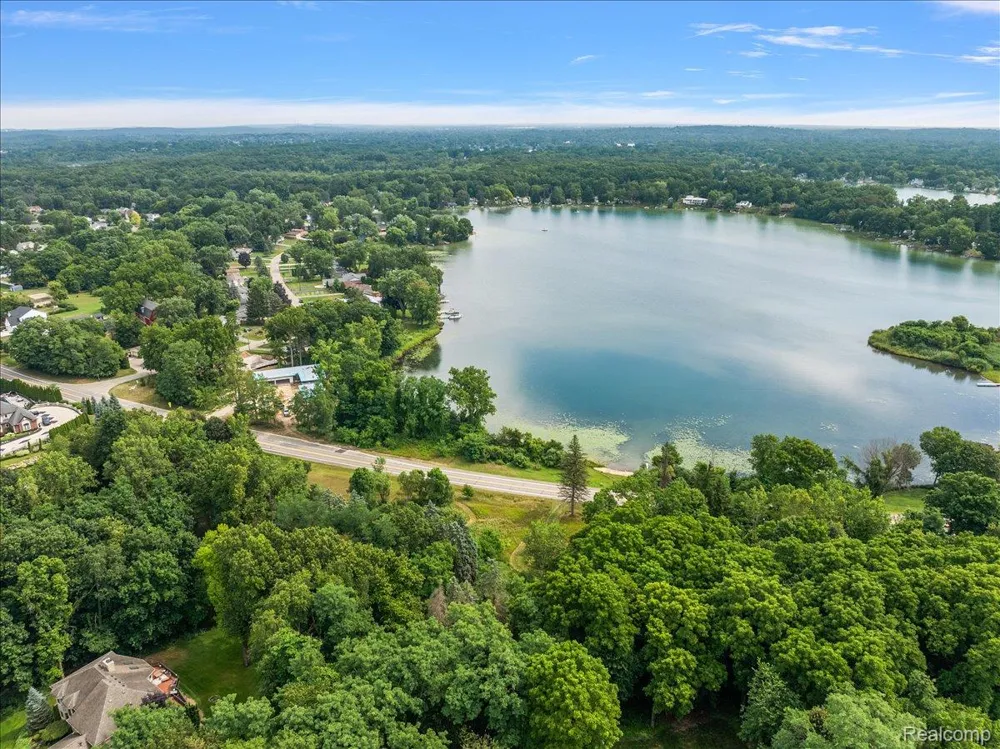 2770 Bogie Lake Road White Lake Charter Township, MI 48386