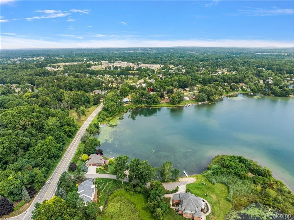 2770 Bogie Lake Road White Lake Charter Township, MI 48386