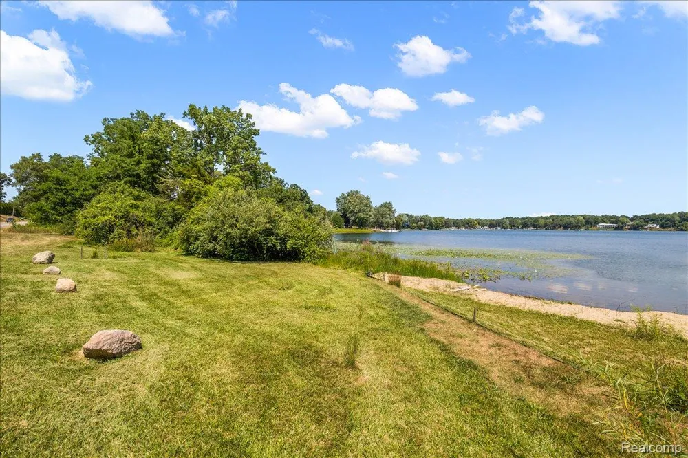 2770 Bogie Lake Road White Lake Charter Township, MI 48386
