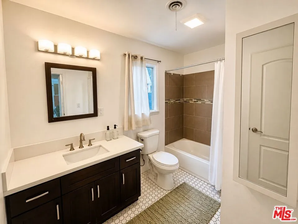 328 E Plymouth Street Inglewood, CA 90302