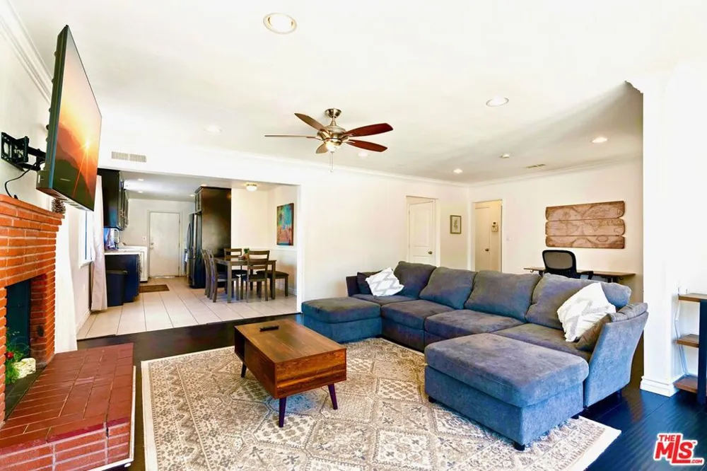 328 E Plymouth Street Inglewood, CA 90302