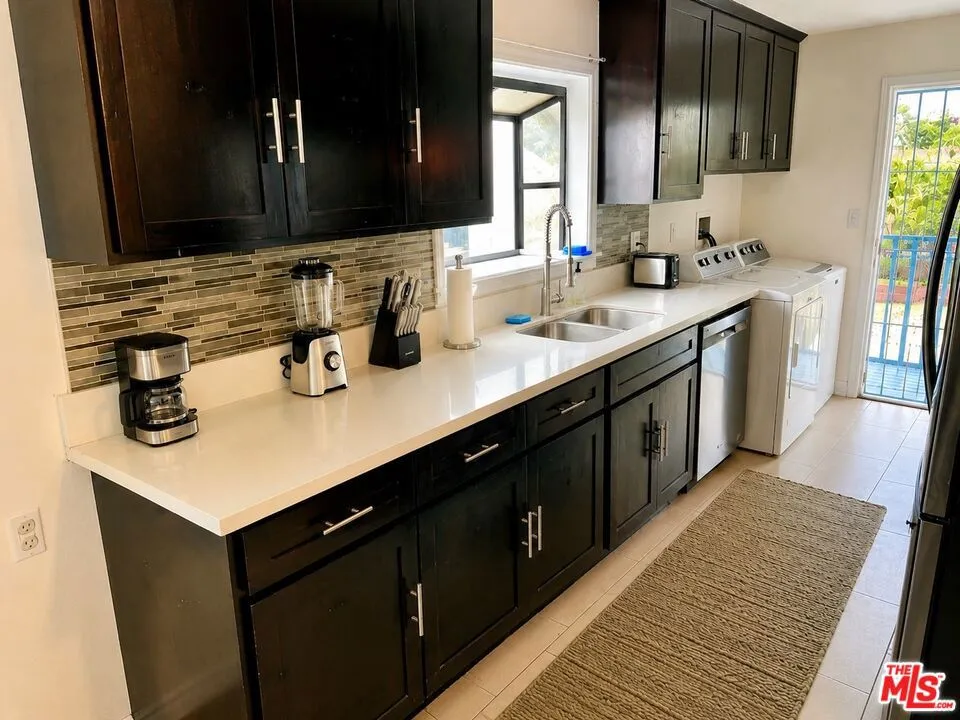 328 E Plymouth Street Inglewood, CA 90302