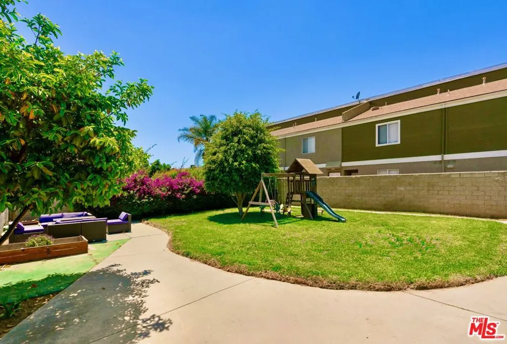328 E Plymouth Street Inglewood, CA 90302