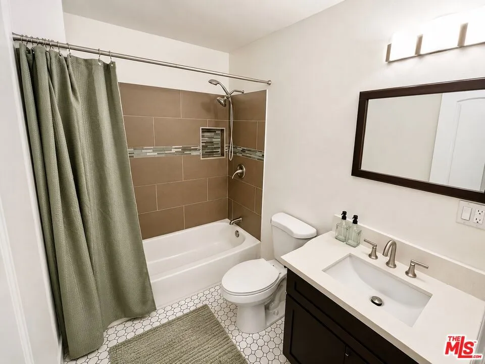 328 E Plymouth Street Inglewood, CA 90302