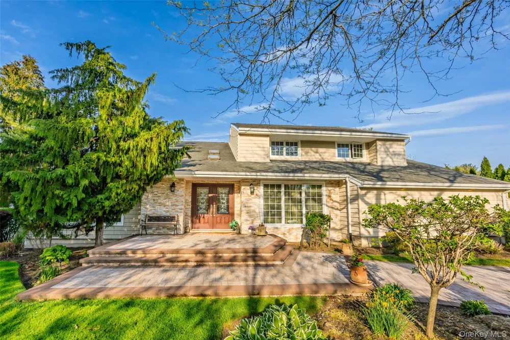 16 Cabriolet Lane Melville, NY 11747