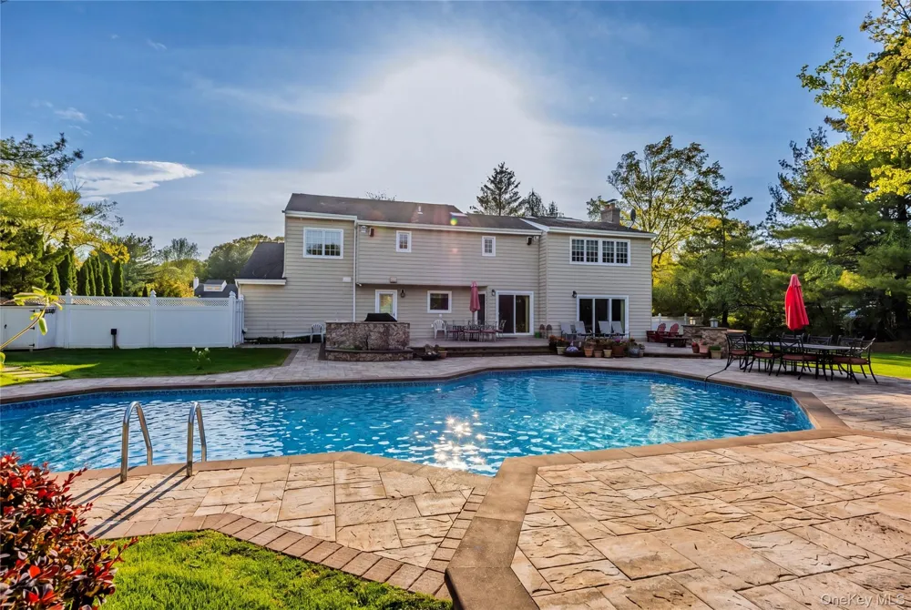 16 Cabriolet Lane Melville, NY 11747