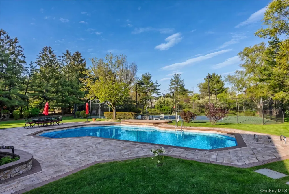 16 Cabriolet Lane Melville, NY 11747