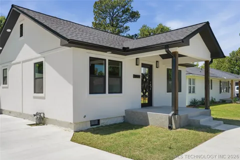 1220 E Miami