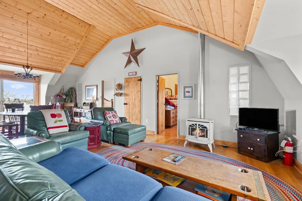 11751 Center Road Peninsula Township, MI 49686