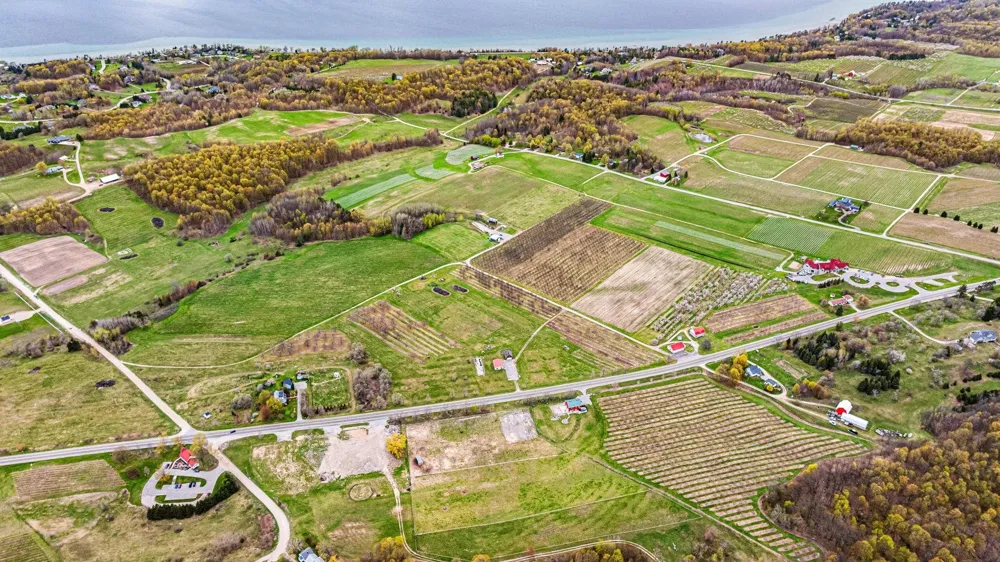 11751 Center Road Peninsula Township, MI 49686