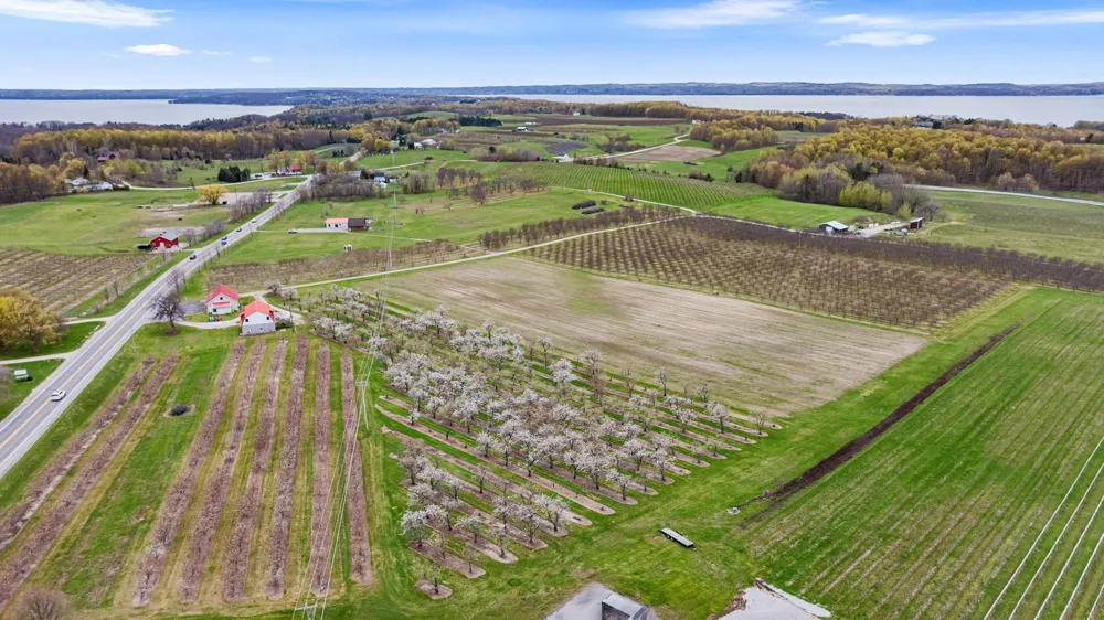 11751 Center Road Peninsula Township, MI 49686