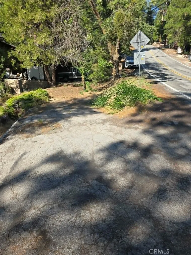 30778 Live Oak Running Springs, CA 92382