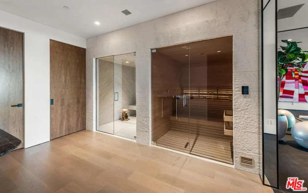 1035 Stradella Road Los Angeles, CA 90077
