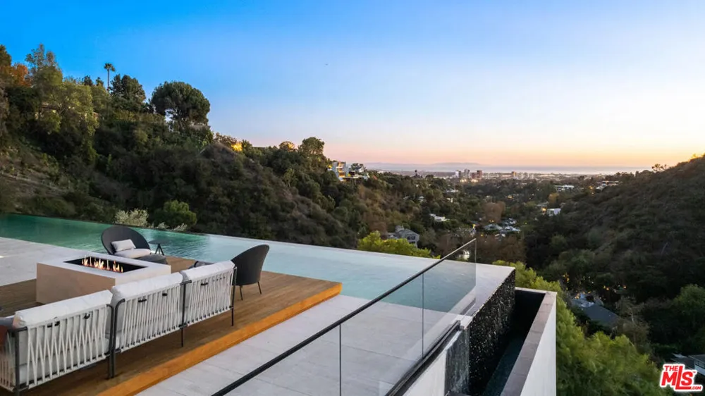 1035 Stradella Road Los Angeles, CA 90077
