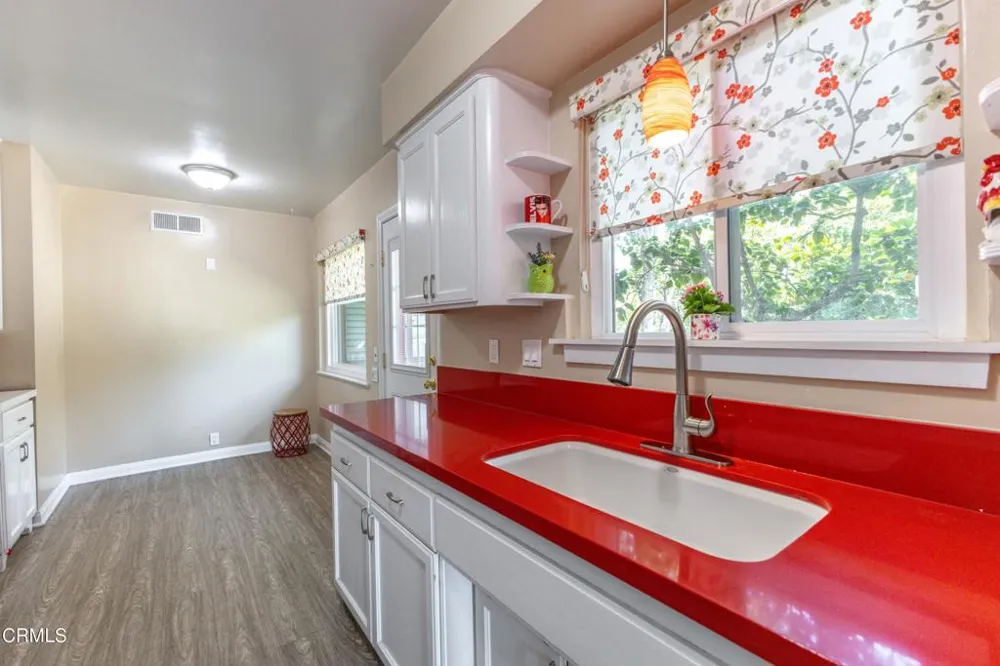 2391 El Molino Avenue Altadena, CA 91001