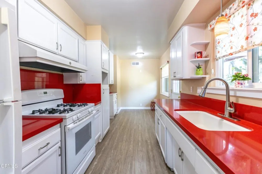 2391 El Molino Avenue Altadena, CA 91001