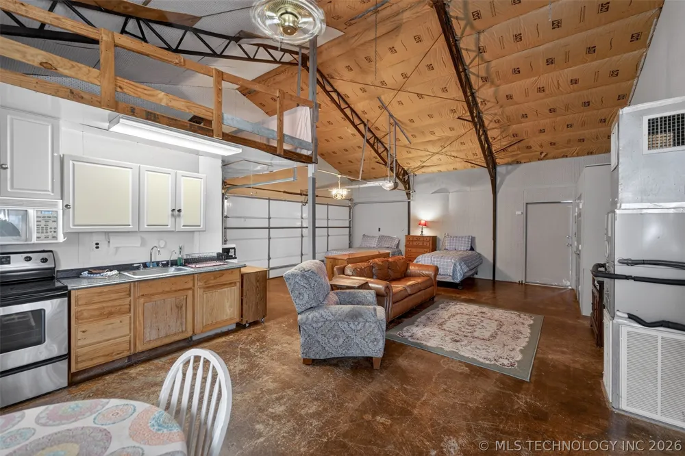 9207 447 ROAD Spavinaw, OK 74366