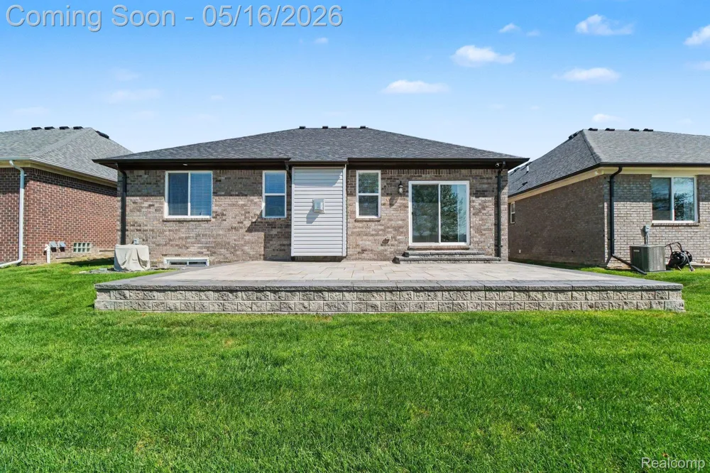 15330 Eton Pointe Drive Clinton Charter Township, MI 48035