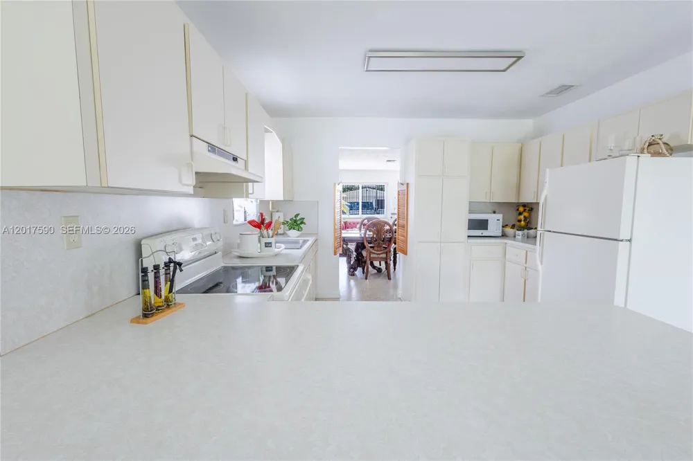 10 NW 60th Ct Miami, FL 33126