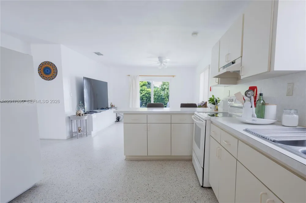 10 NW 60th Ct Miami, FL 33126